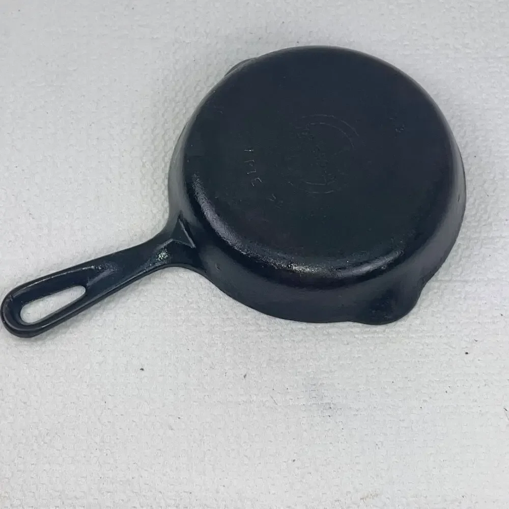 Vintage Griswold No. 3 Cast Iron Skillet 6.5” Made in USA Double Pour Spout